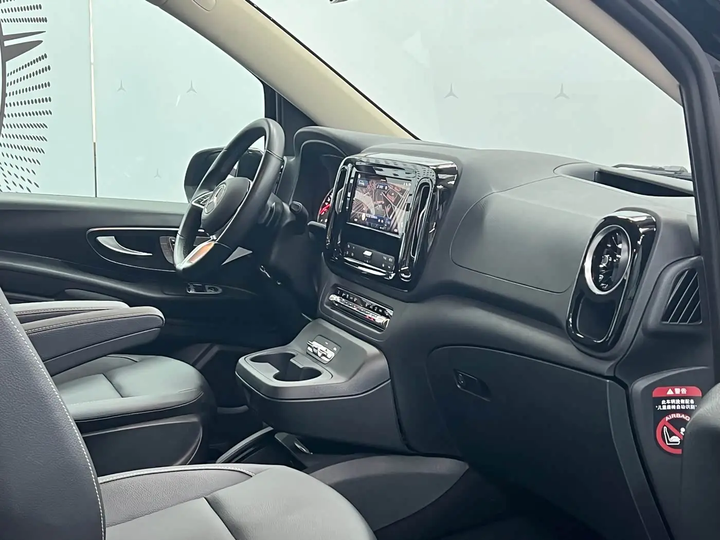 Mercedes-Benz Vito 2024 — Photo 8/9