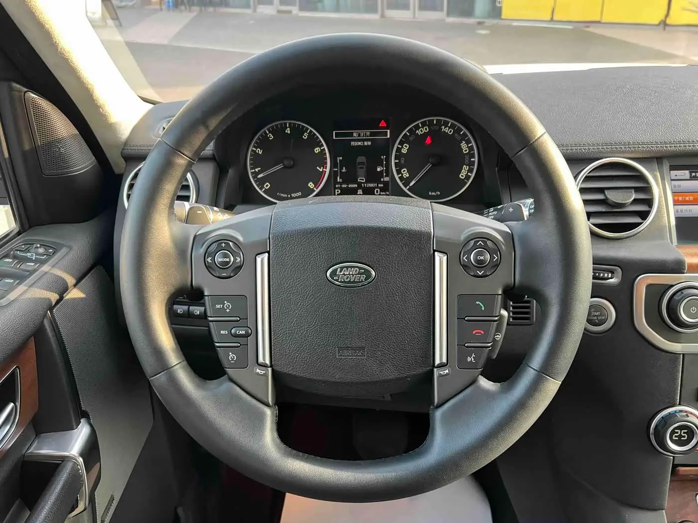 Land Rover Discovery 2016 — Photo 8/13
