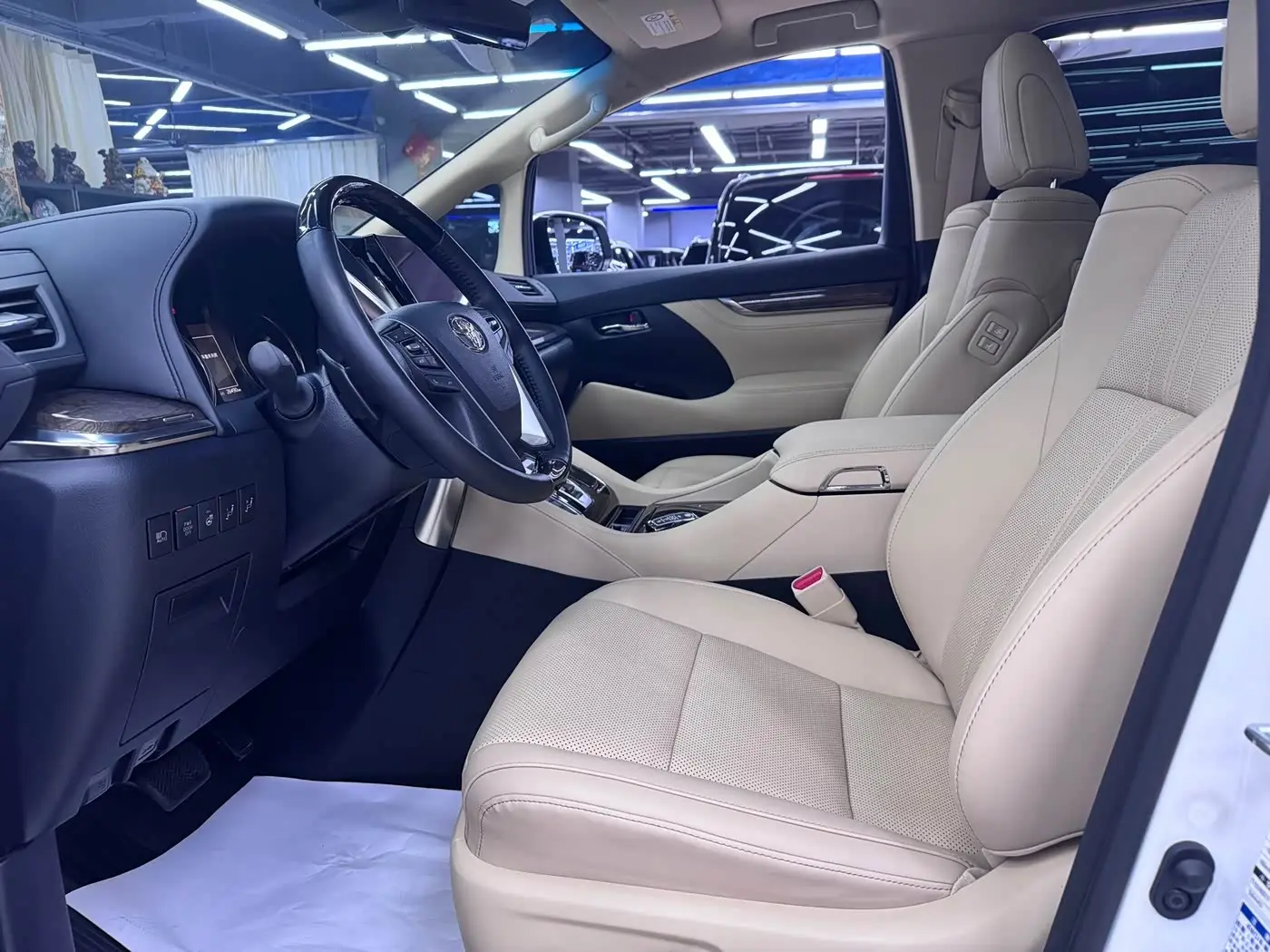 Toyota Alphard 2022 — Photo 9/11