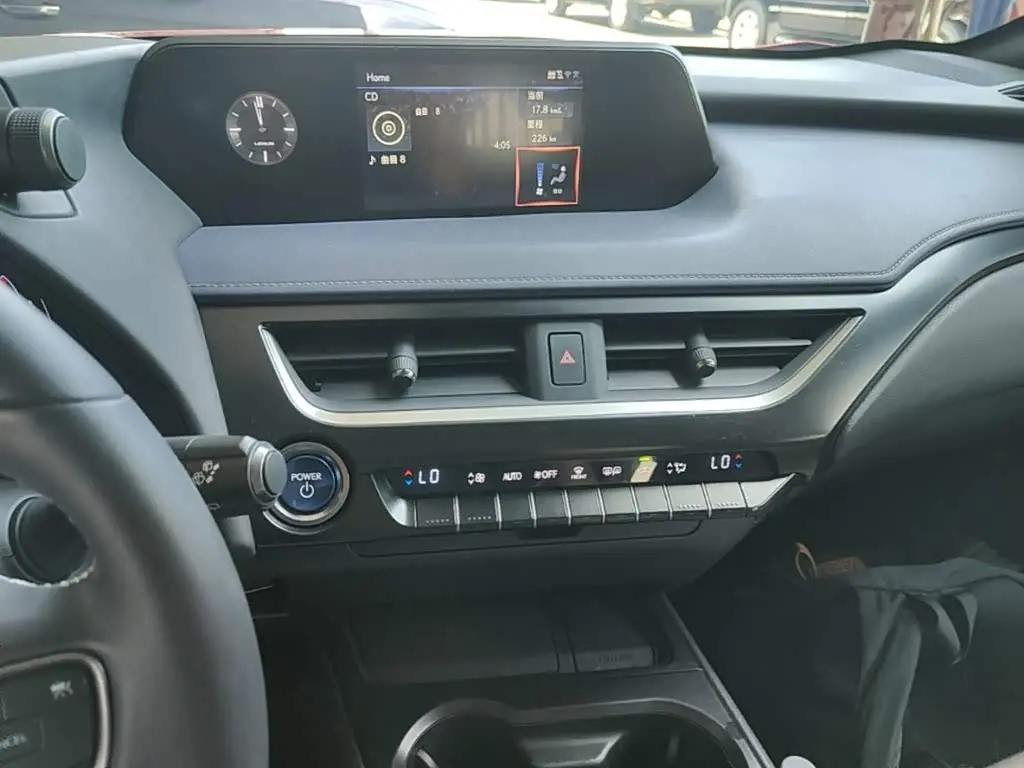 Lexus UX 2020 — Photo 13/20