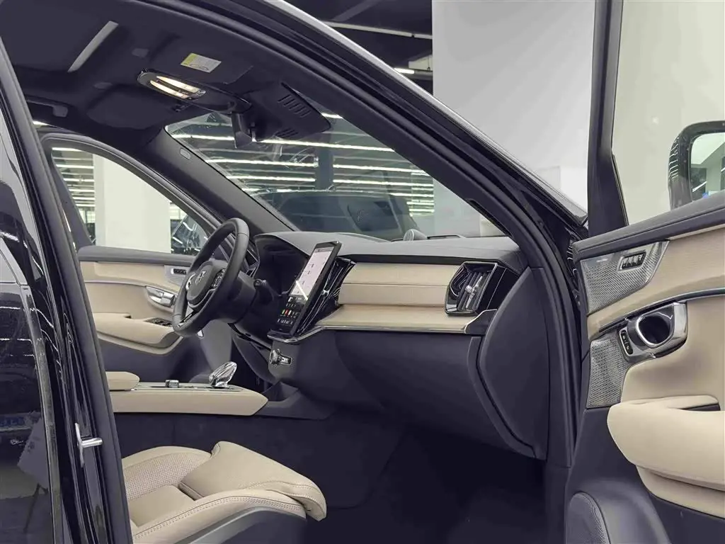 Volvo XC90 Plug-in Hybrid 2025 — Фото 10/20