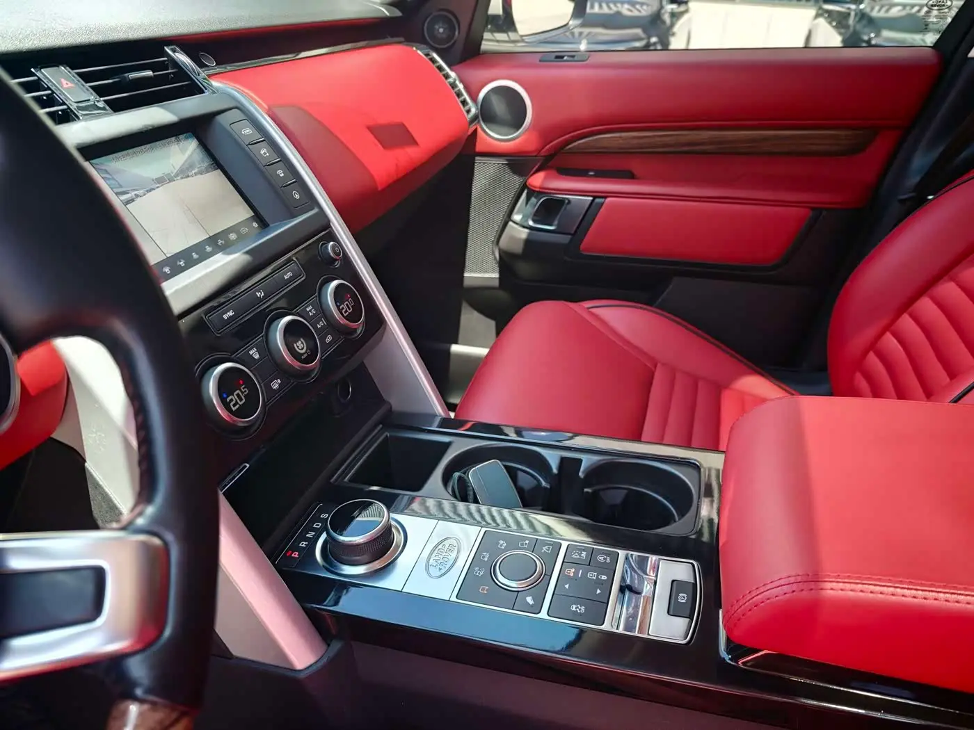 Land Rover Discovery 2020 — Photo 13/20