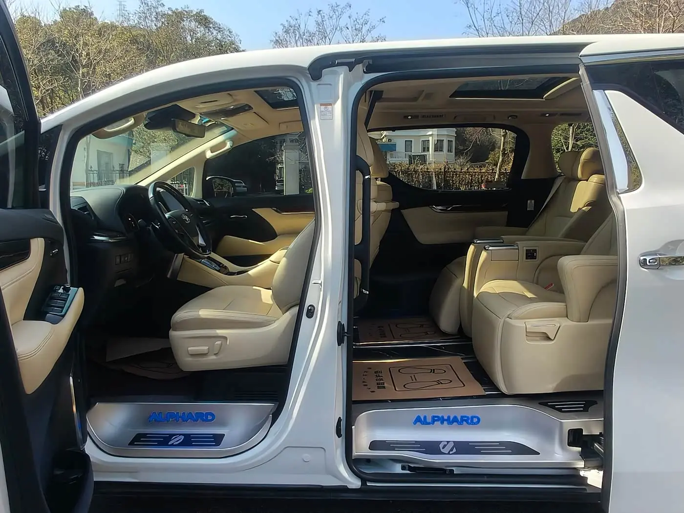 Toyota Alphard 2022 — Photo 7/20