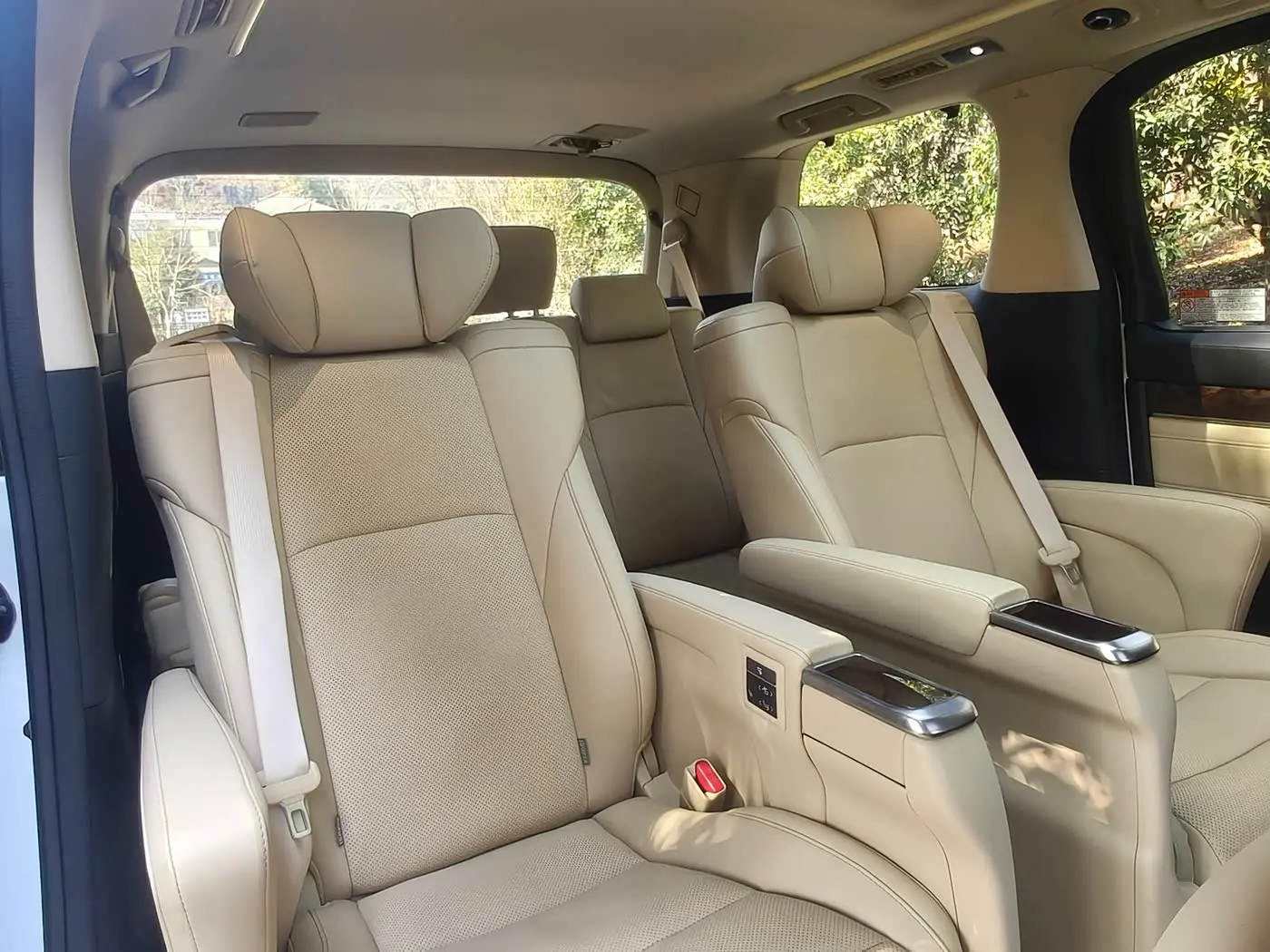 Toyota Alphard 2022 — Photo 18/20