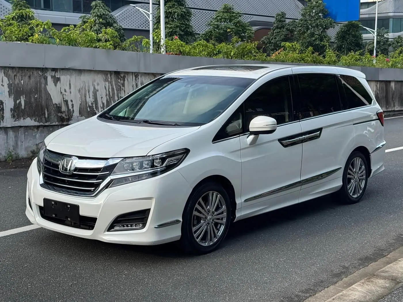Honda Elysion 2017 — Photo 1/20