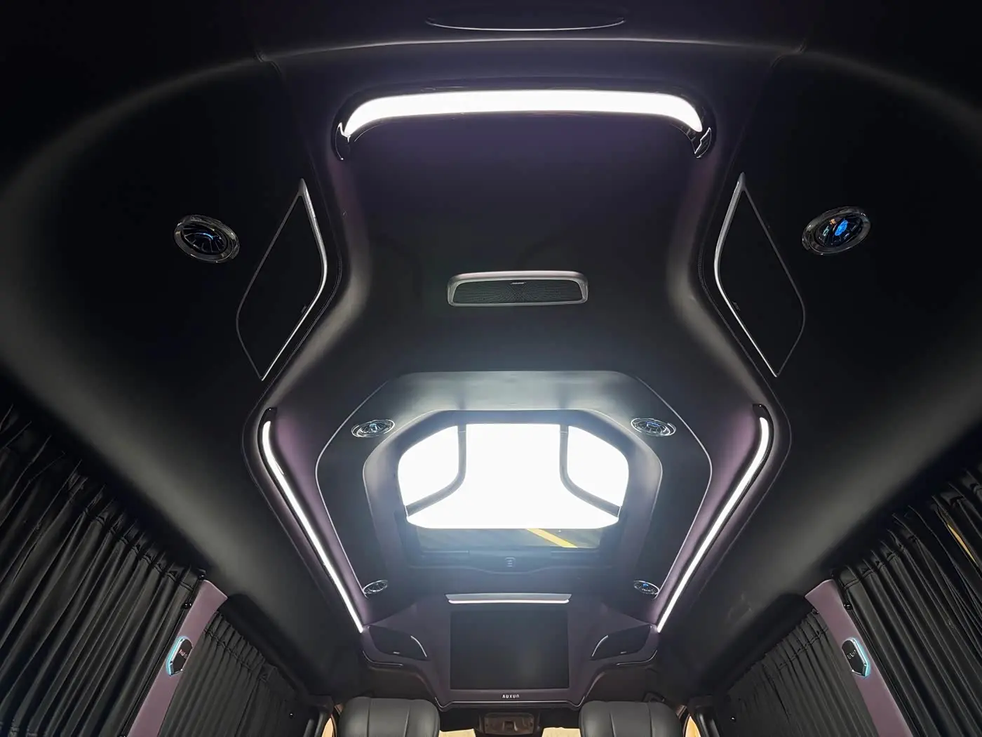 Mercedes-Benz V-Class 2022 — Photo 13/14