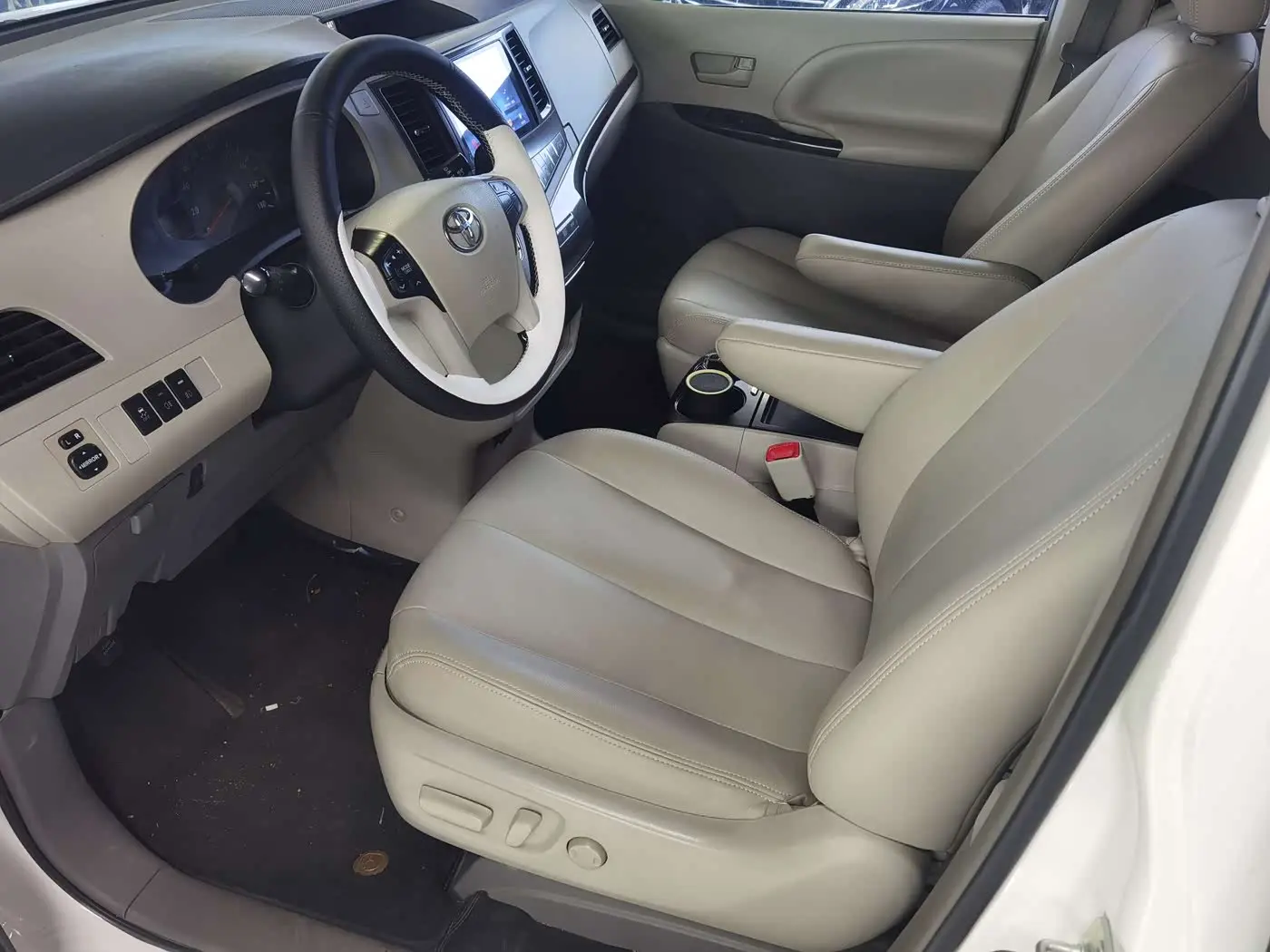 Toyota Sienna 2014 — Photo 5/18