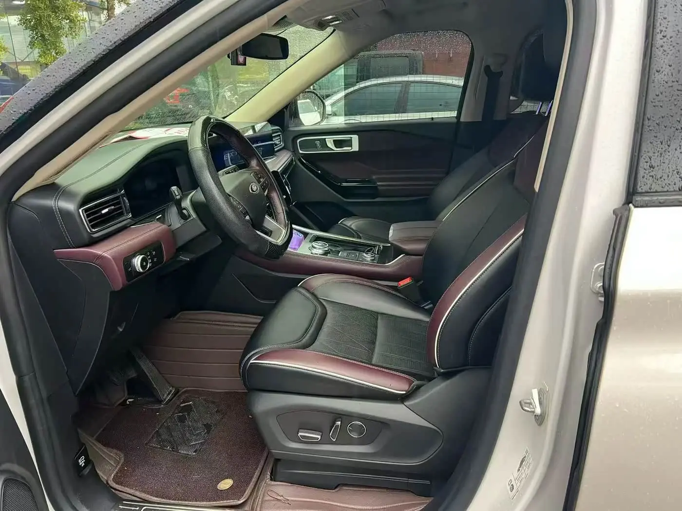 Ford Explorer 2023 — Photo 11/16