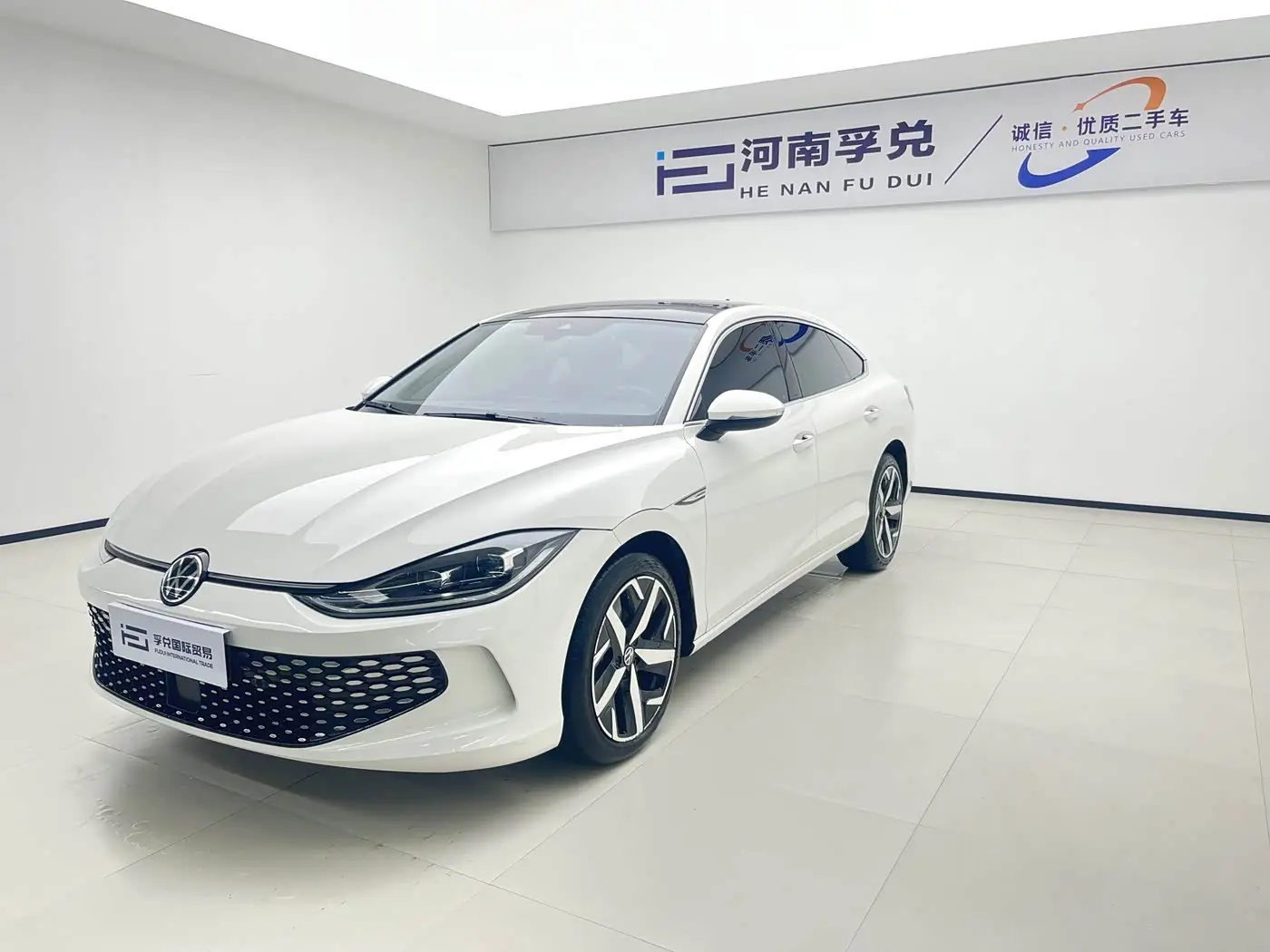 Volkswagen Lamando 2023 — Photo 1/12