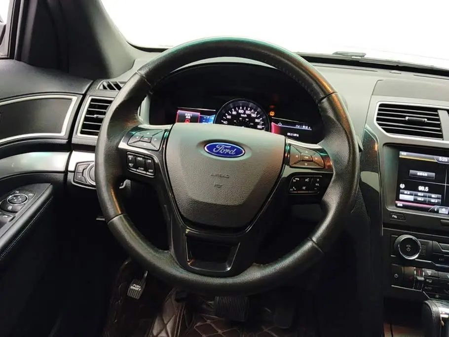 Ford Explorer 2016 — Фото 15/16
