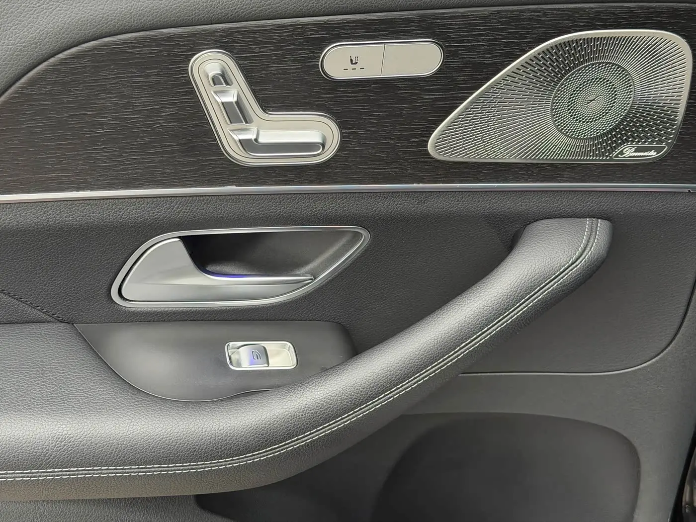 Mercedes-Benz GLS 2022 — Photo 17/18
