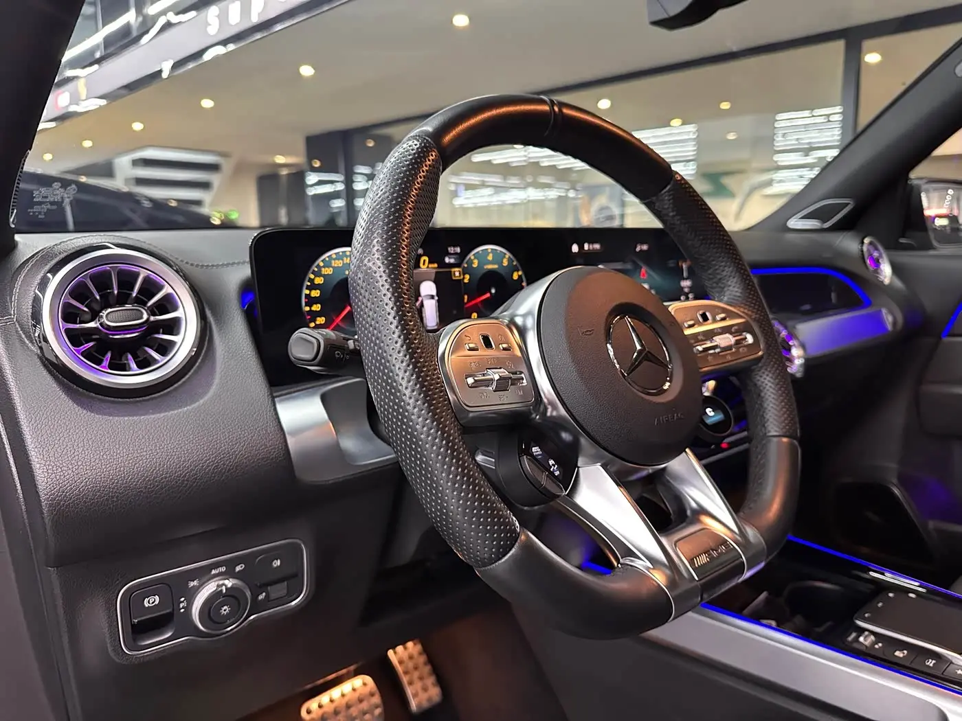 Mercedes-Benz GLB AMG 2023 — Photo 9/20