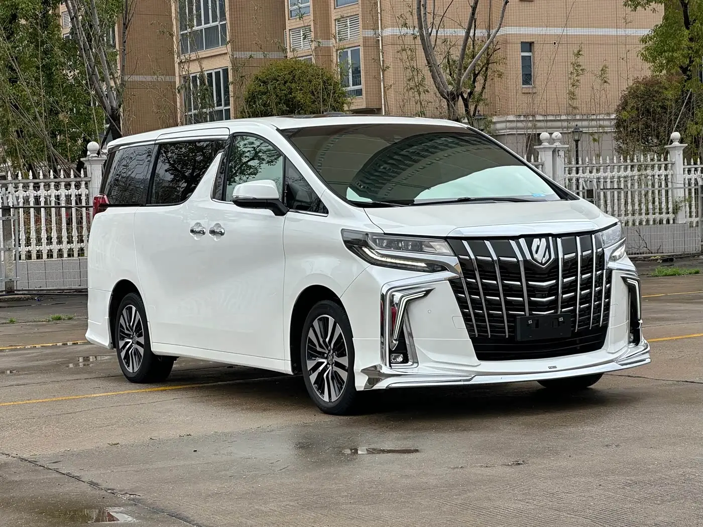 Toyota Alphard 2022 — Photo 3/9