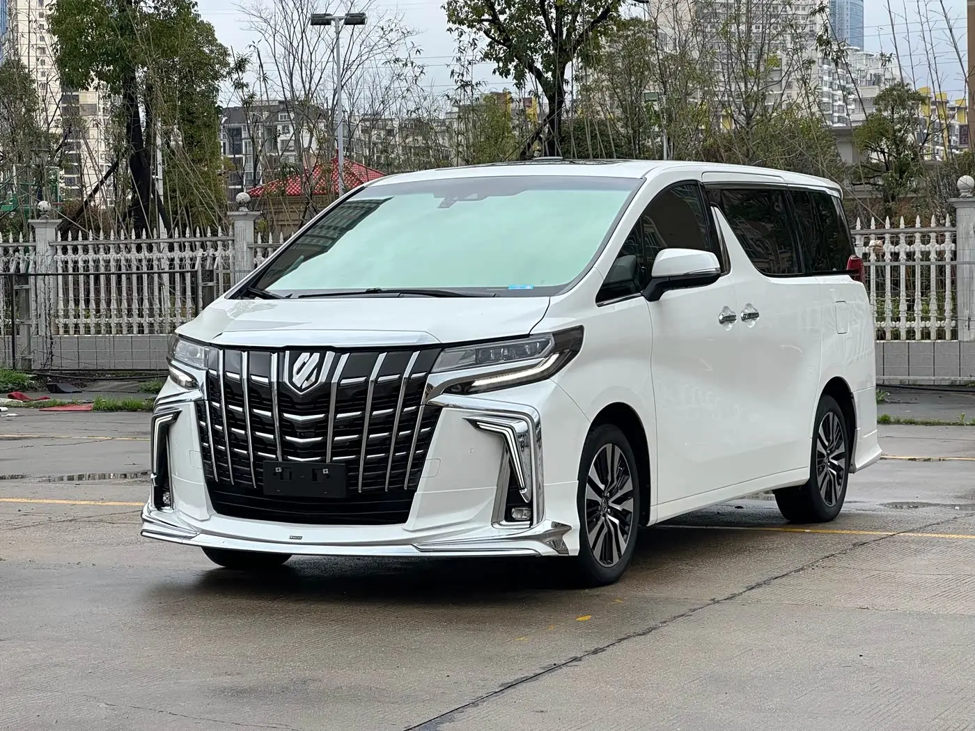 Toyota Alphard 2022 — Photo 1/9