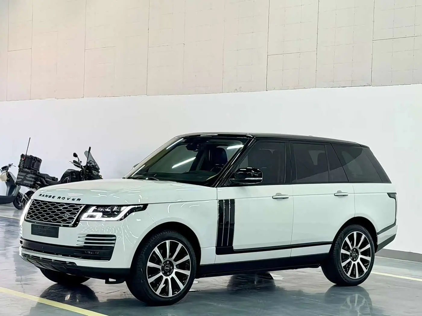 Land Rover Range Rover 2017 — ფოტო 1/9