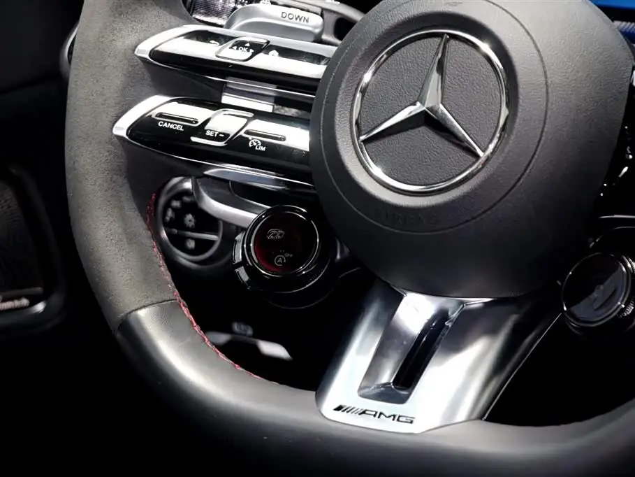 Mercedes-Benz C-Class AMG 2025 — Фото 12/15