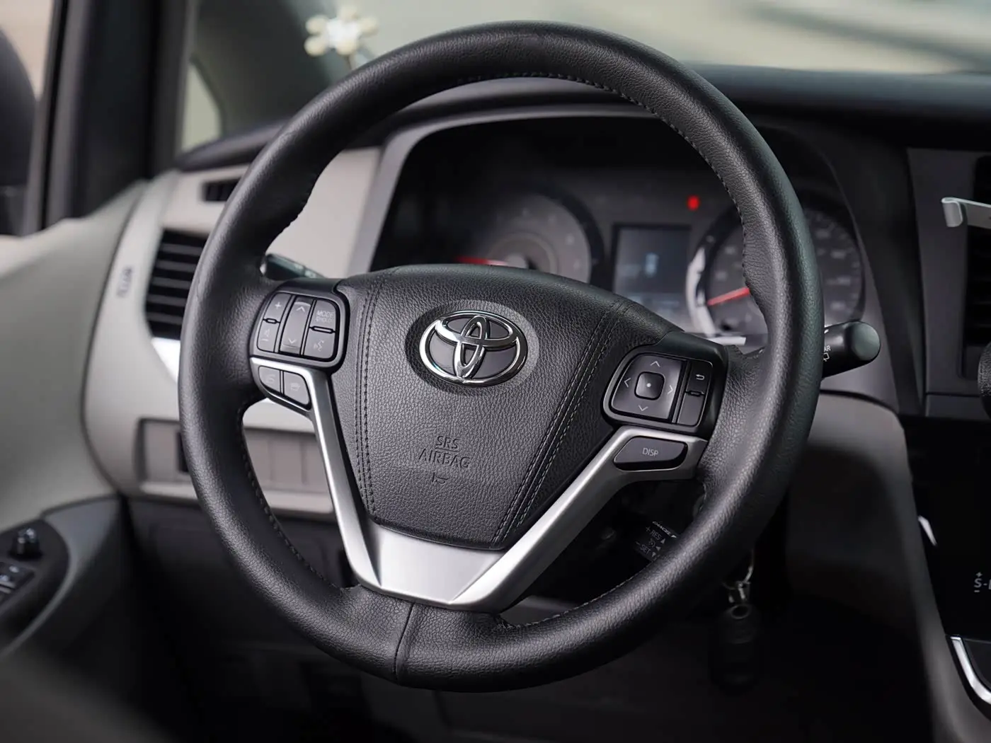 Toyota Sienna 2017 — Photo 7/13