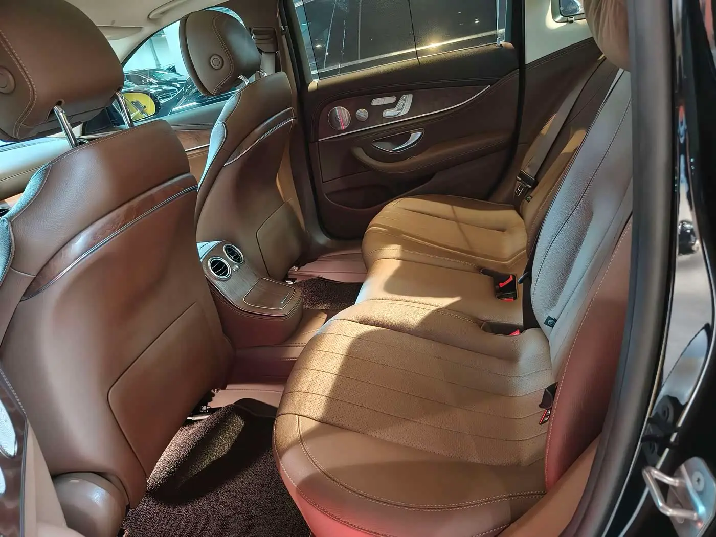 Mercedes-Benz E-Class 2023 — Photo 8/14