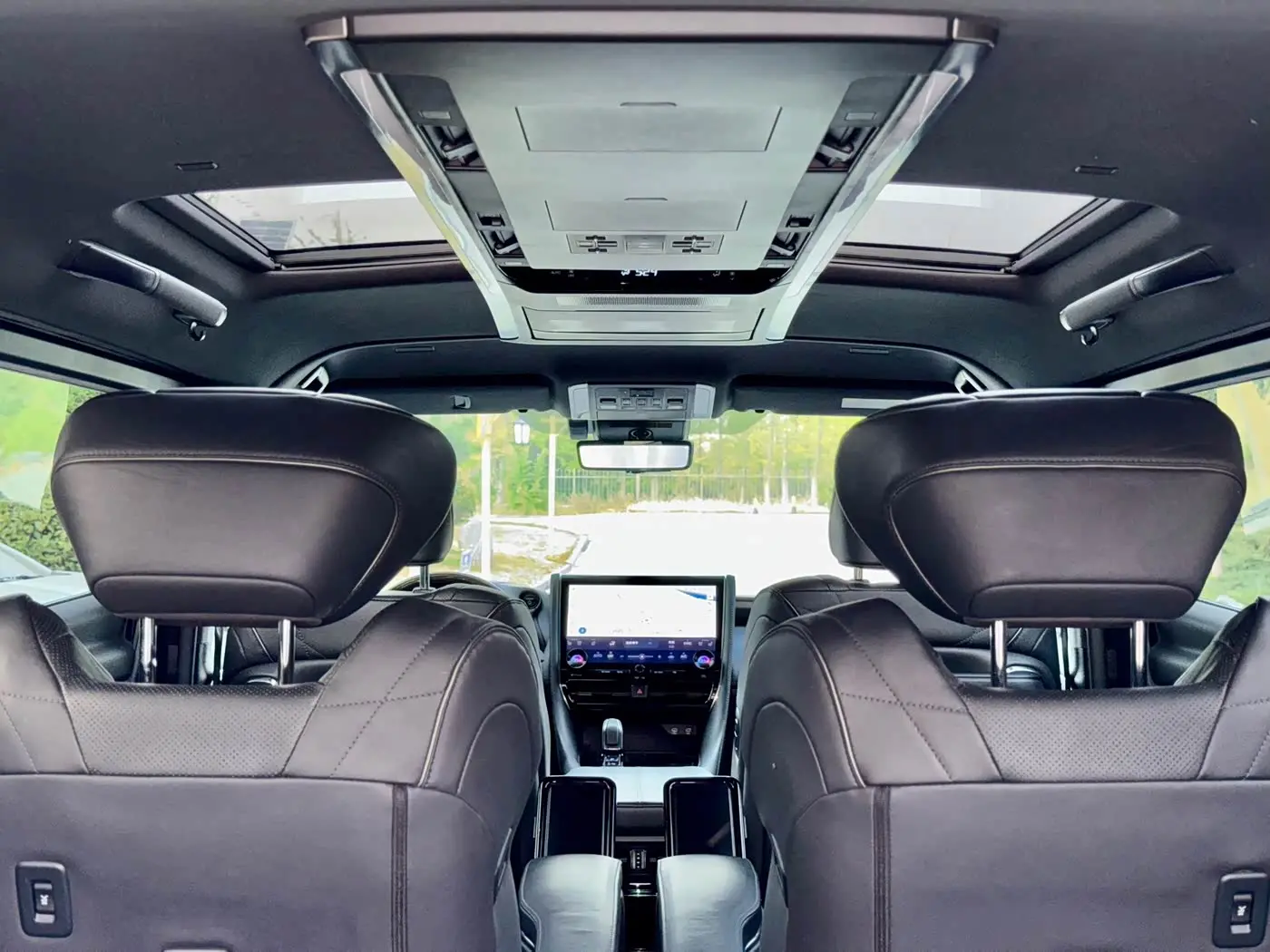 Toyota Vellfire 2023 — Photo 8/16