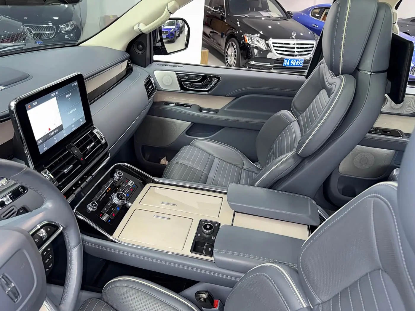 Lincoln Navigator 2019 — Photo 9/16