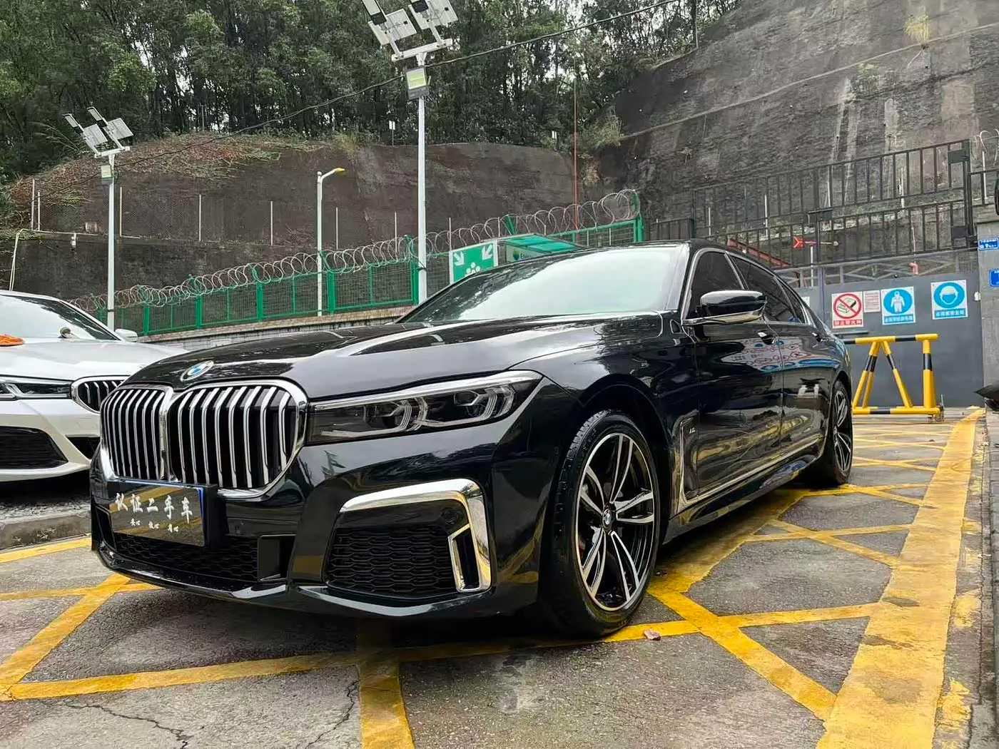 BMW 7 Series 2021 — Photo 1/18