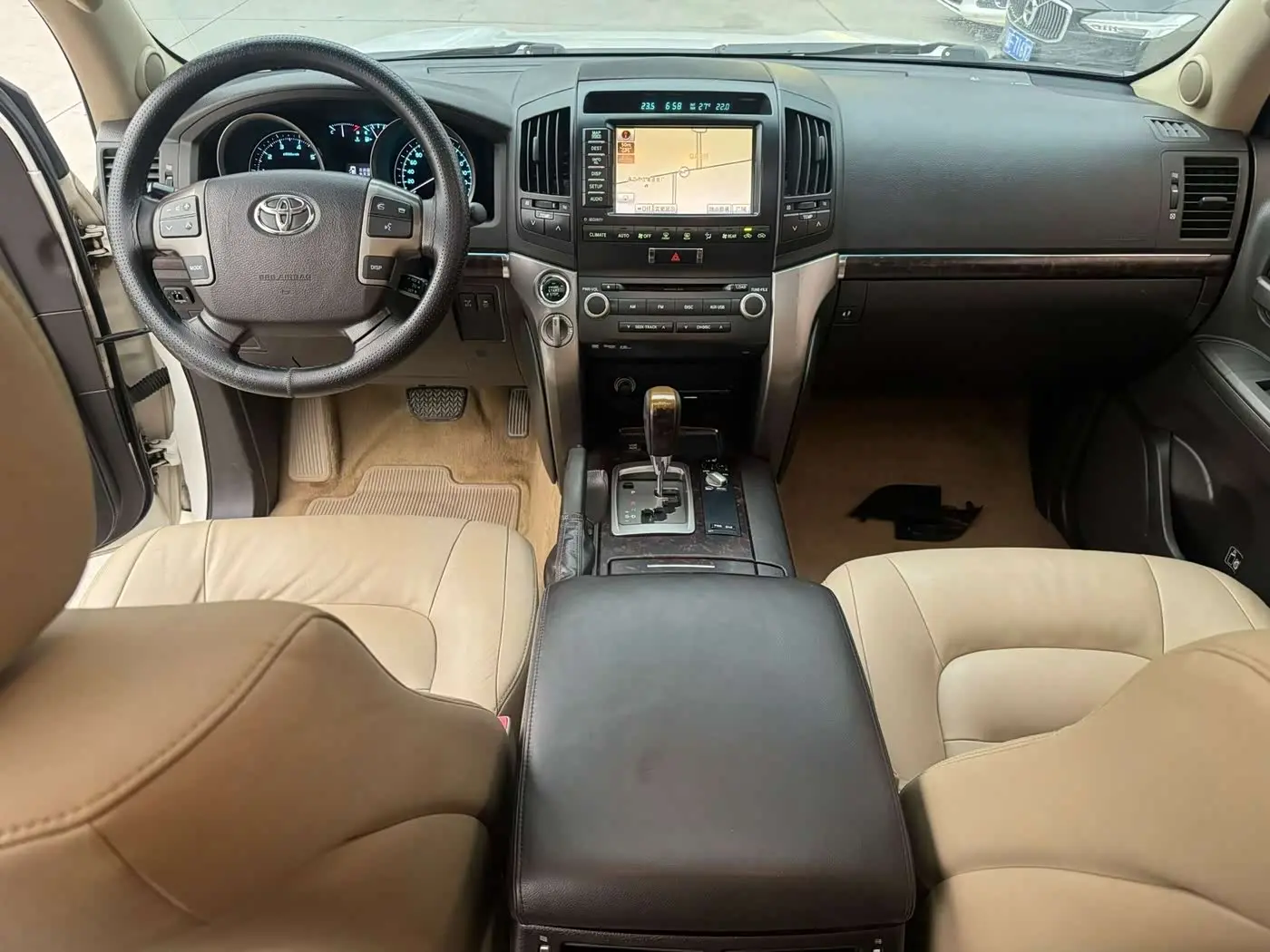 Toyota Land Cruiser 2011 — Photo 8/20