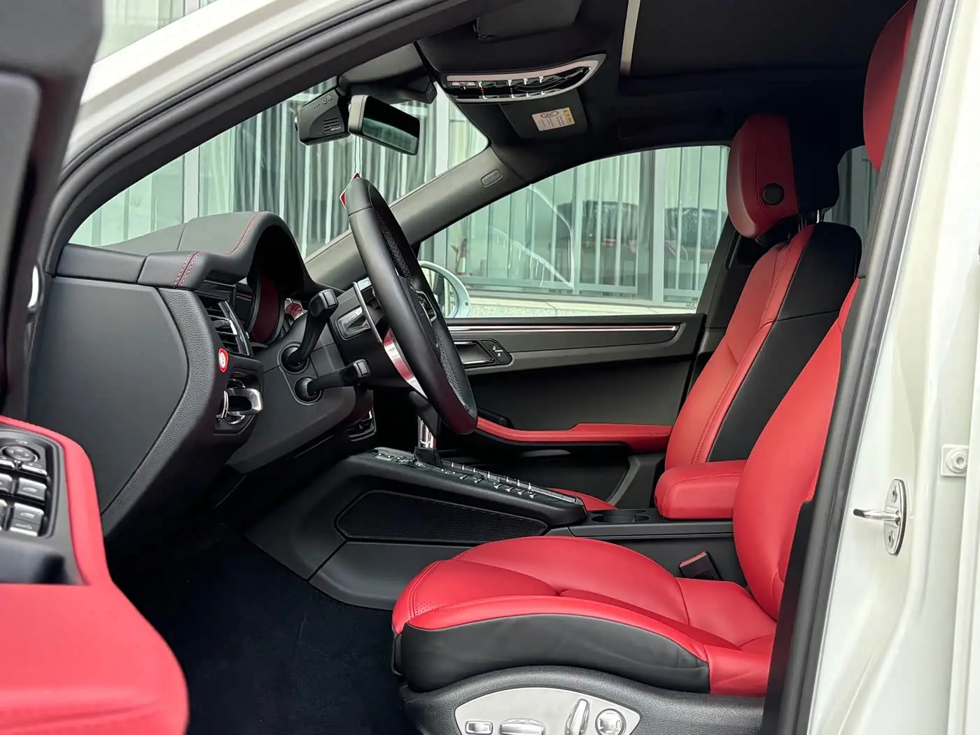 Porsche Macan 2021 — Photo 9/18
