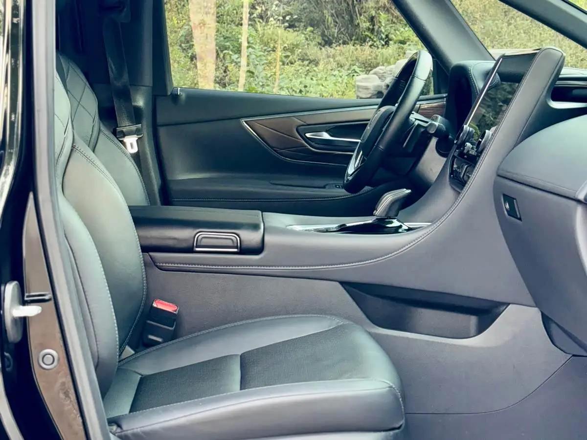 Toyota Vellfire 2023 — Photo 7/16