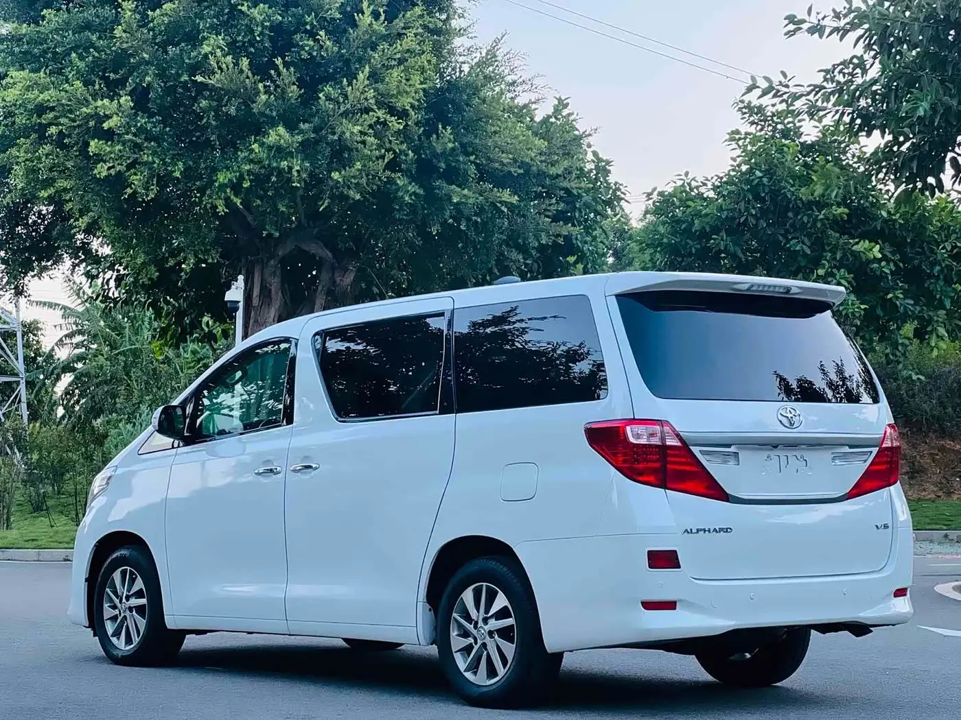 Toyota Alphard 2012 — Photo 11/12