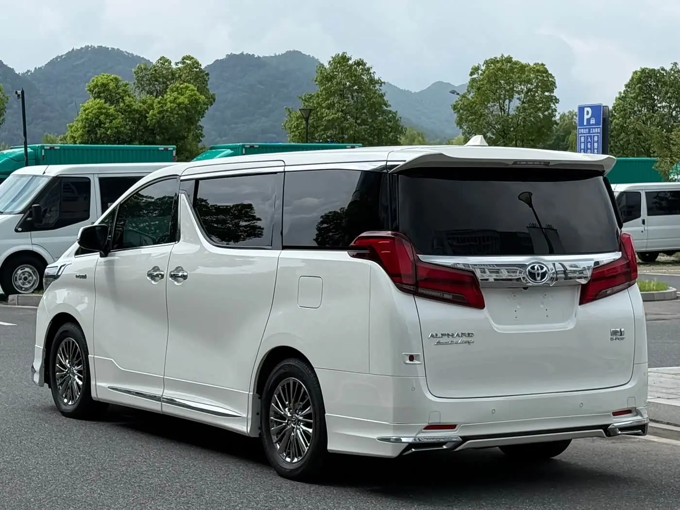 Toyota Alphard 2022 — Photo 4/20
