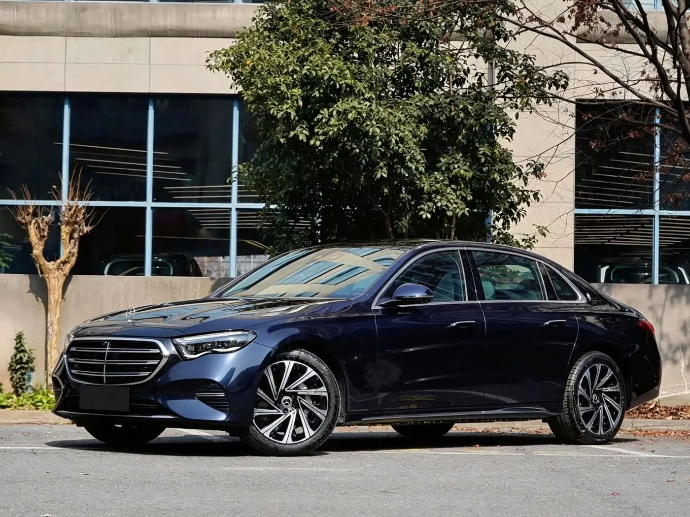 Mercedes-Benz E-Class 2023 — Photo 2/16