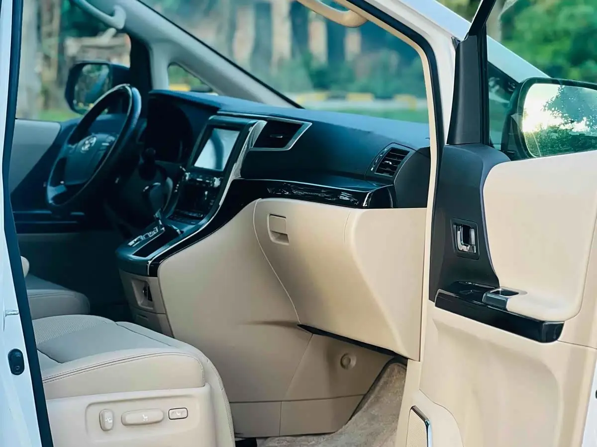 Toyota Alphard 2012 — Photo 7/12