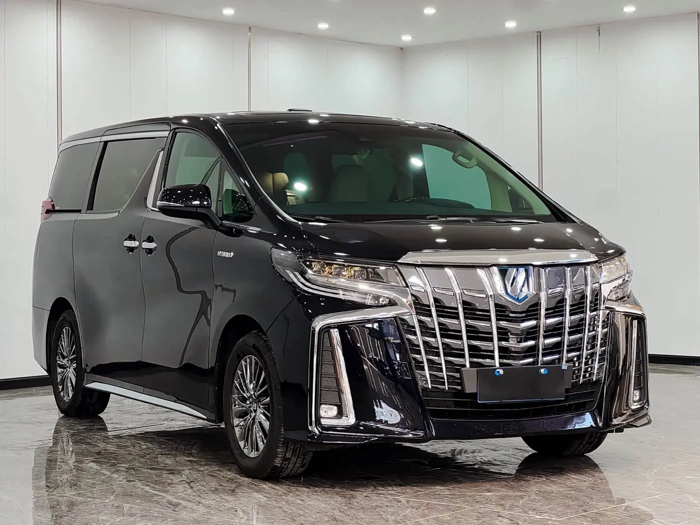 Toyota Vellfire 2022 — Photo 2/17