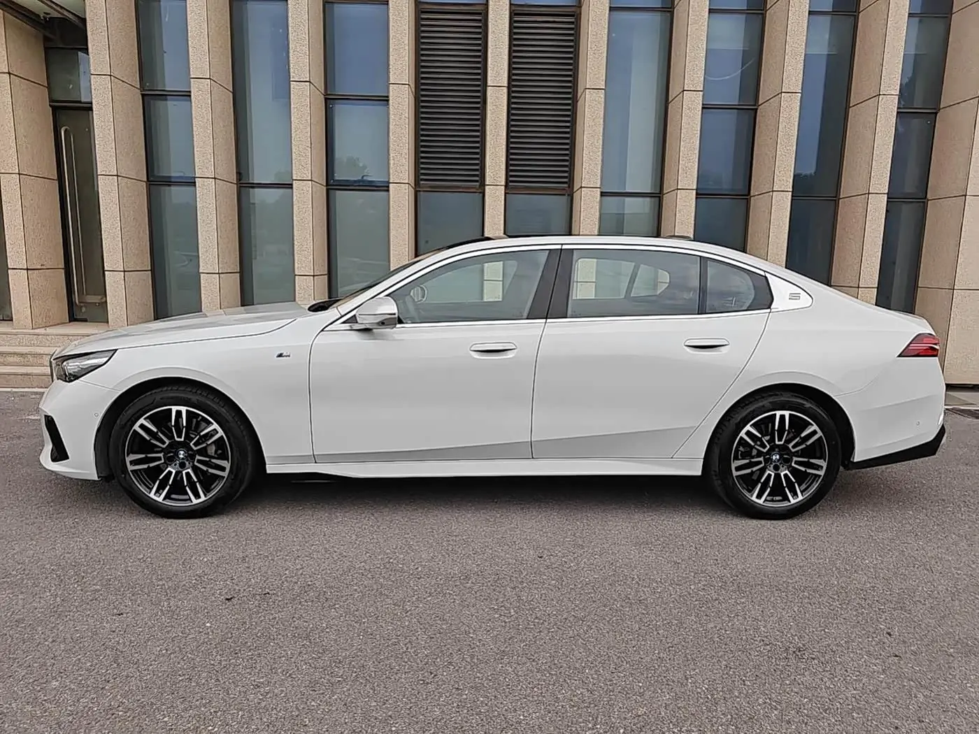 BMW 5 Series 2025 — Photo 2/15