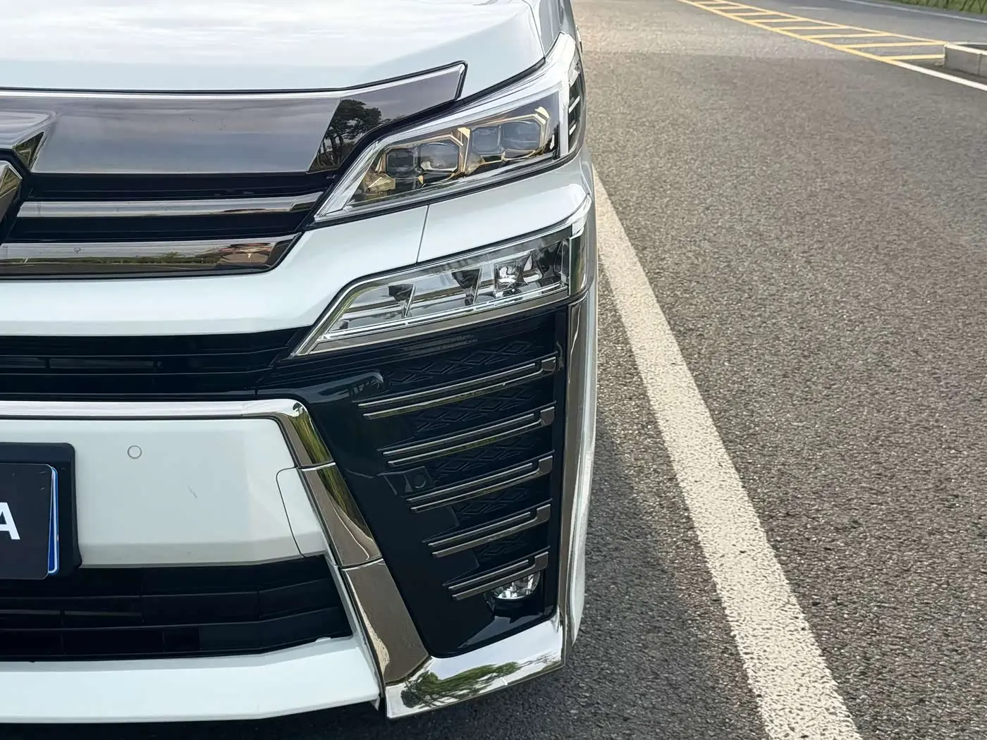 Toyota Vellfire 2022 — Photo 8/19