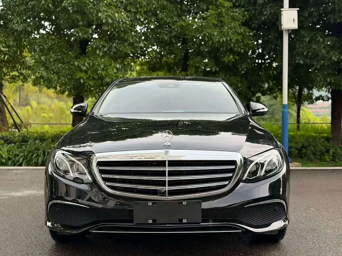 Mercedes-Benz E-Class 2017 — Photo 2/9
