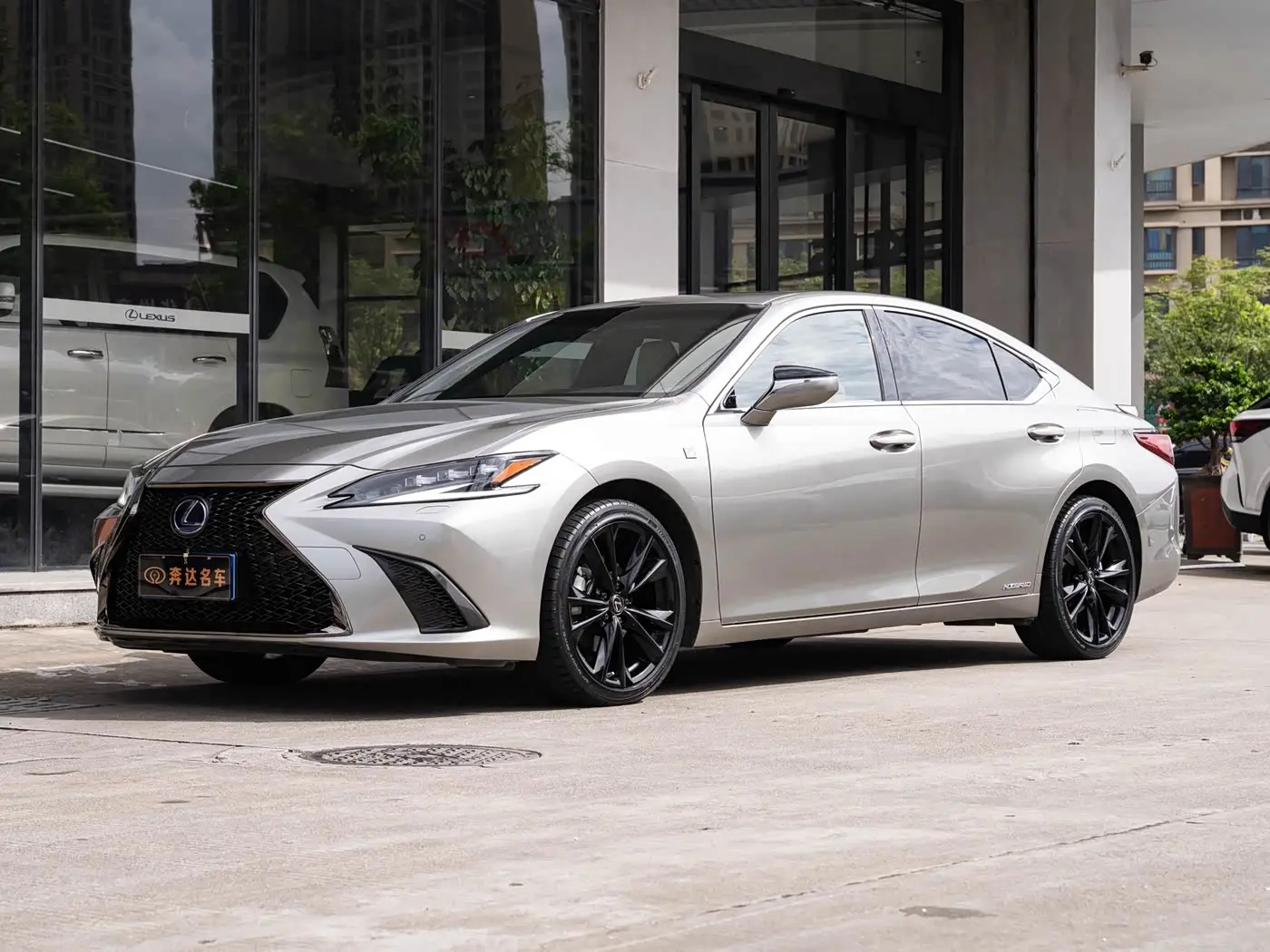 Lexus ES 2021 — Фото 1/20