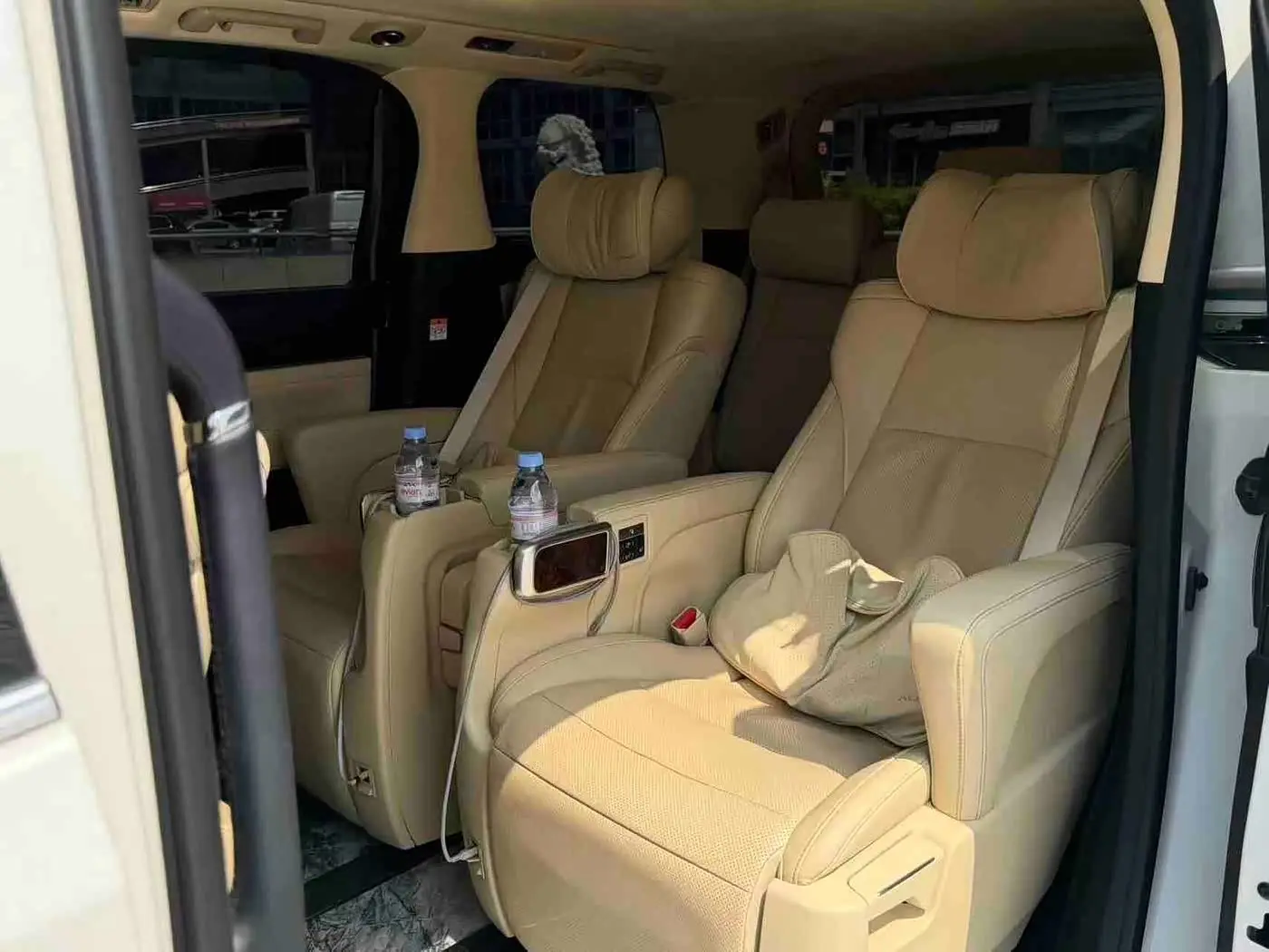 Toyota Alphard 2023 — Photo 7/9