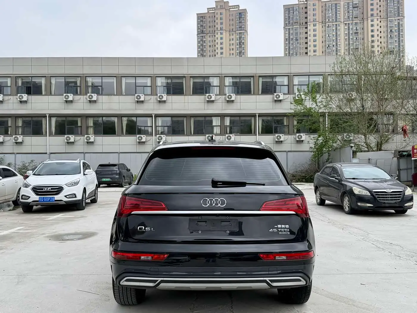 Audi Q5L 2025 — Photo 8/17