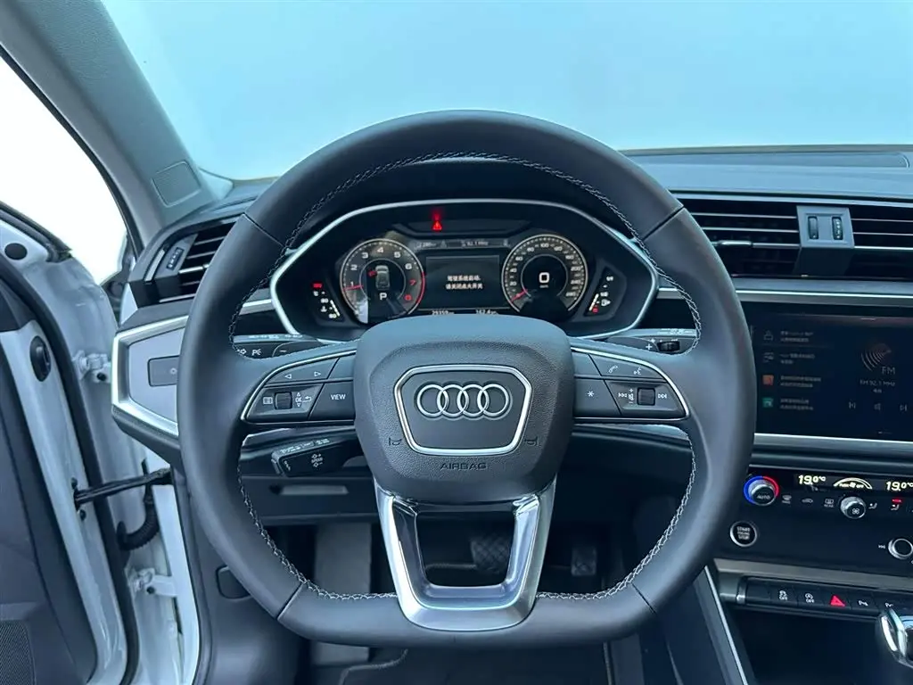 Audi Q3 2022 — Photo 9/20