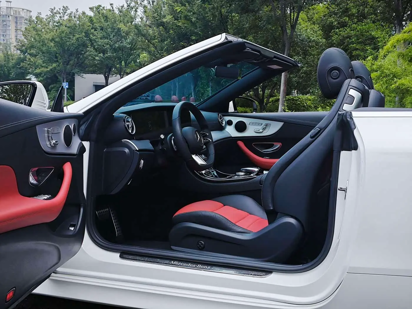 Mercedes-Benz E-Class 2022 — Photo 12/15
