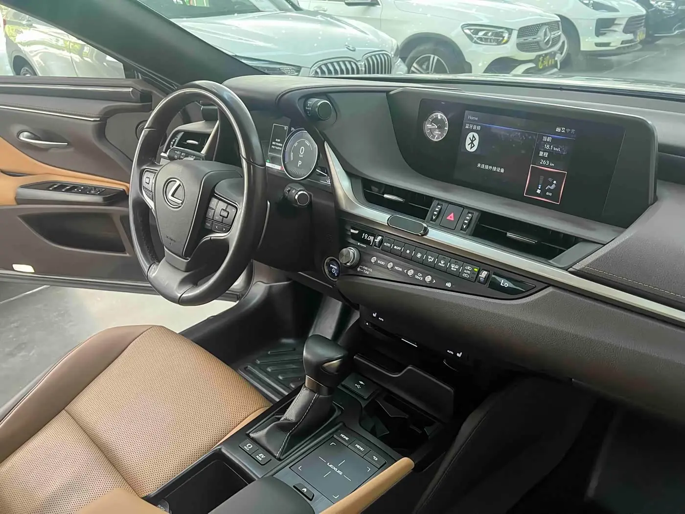 Lexus ES 2021 — Photo 11/20