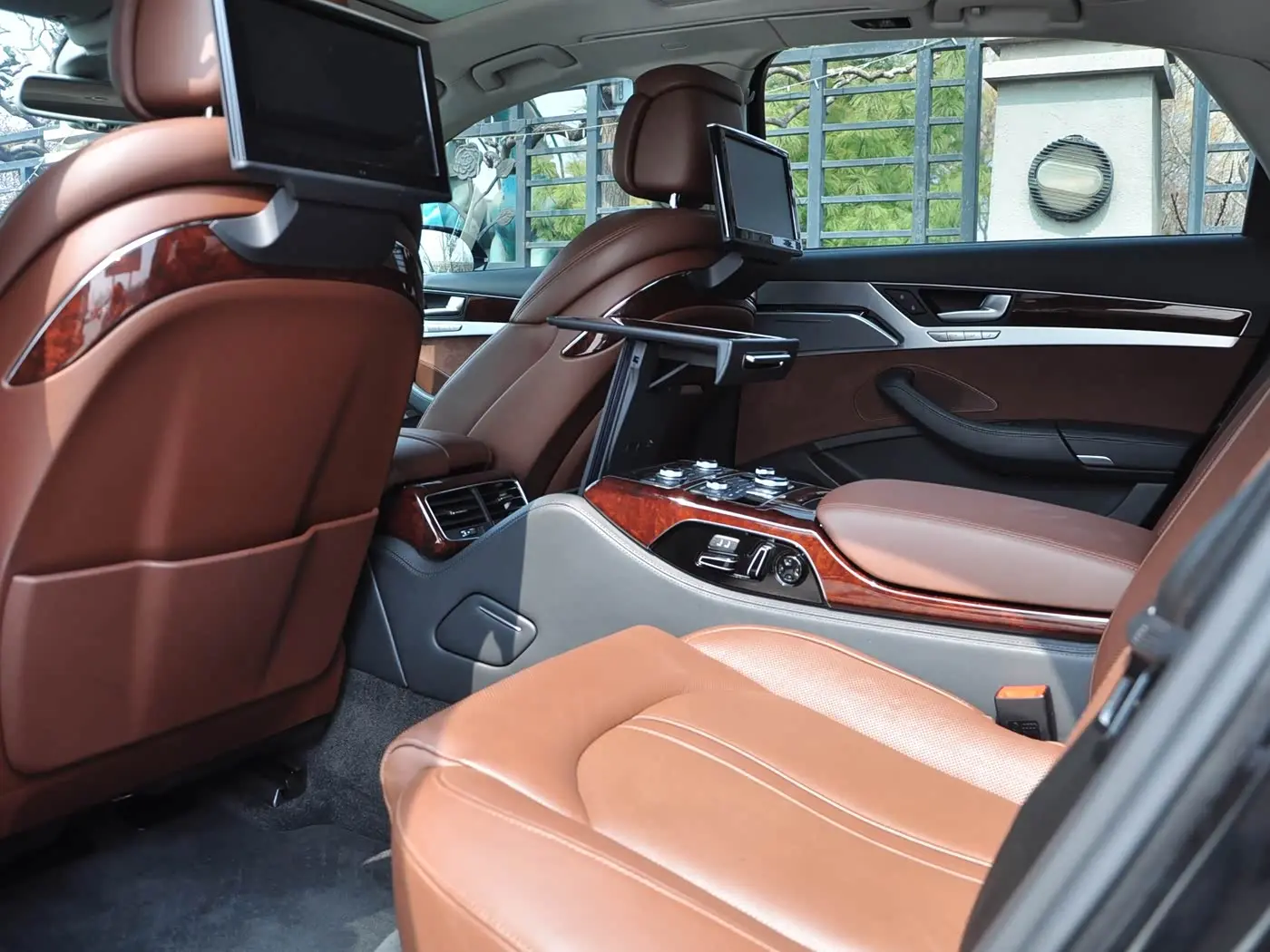 Audi A8 2011 — Photo 7/18
