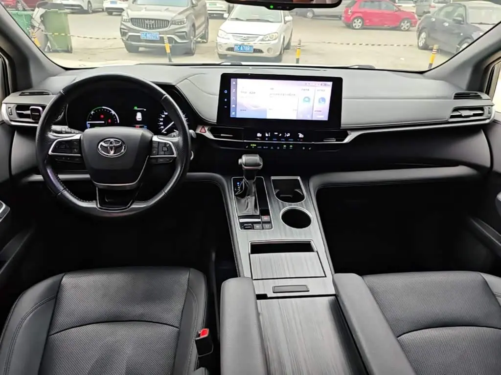 Toyota Sienna 2023 — ფოტო 10/20
