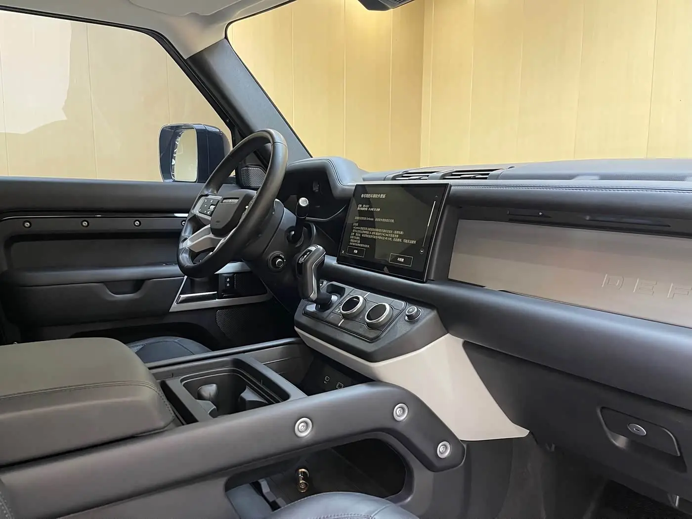 Land Rover Defender 2023 — Photo 12/18