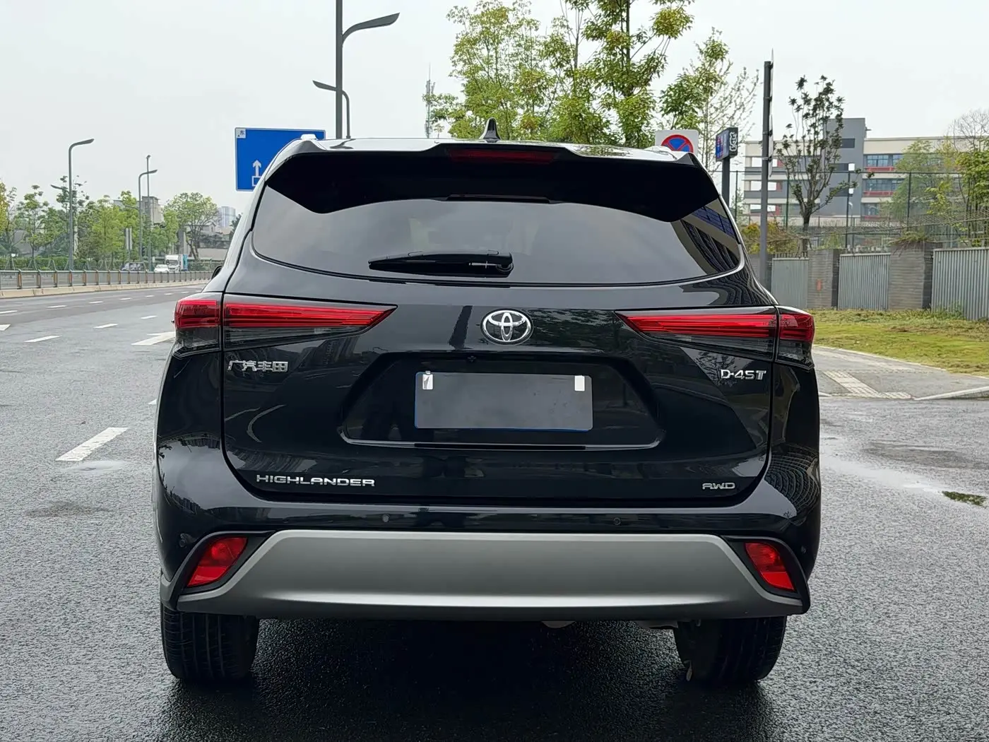 Toyota Highlander 2023 — Фото 15/18