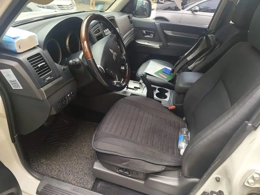 Mitsubishi Pajero 2017 — Photo 8/20