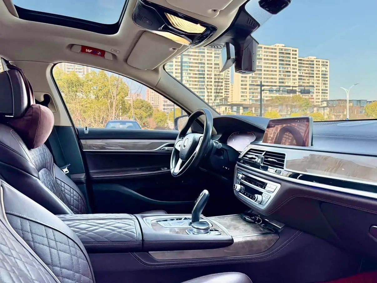 BMW 7 Series 2019 — Photo 9/13