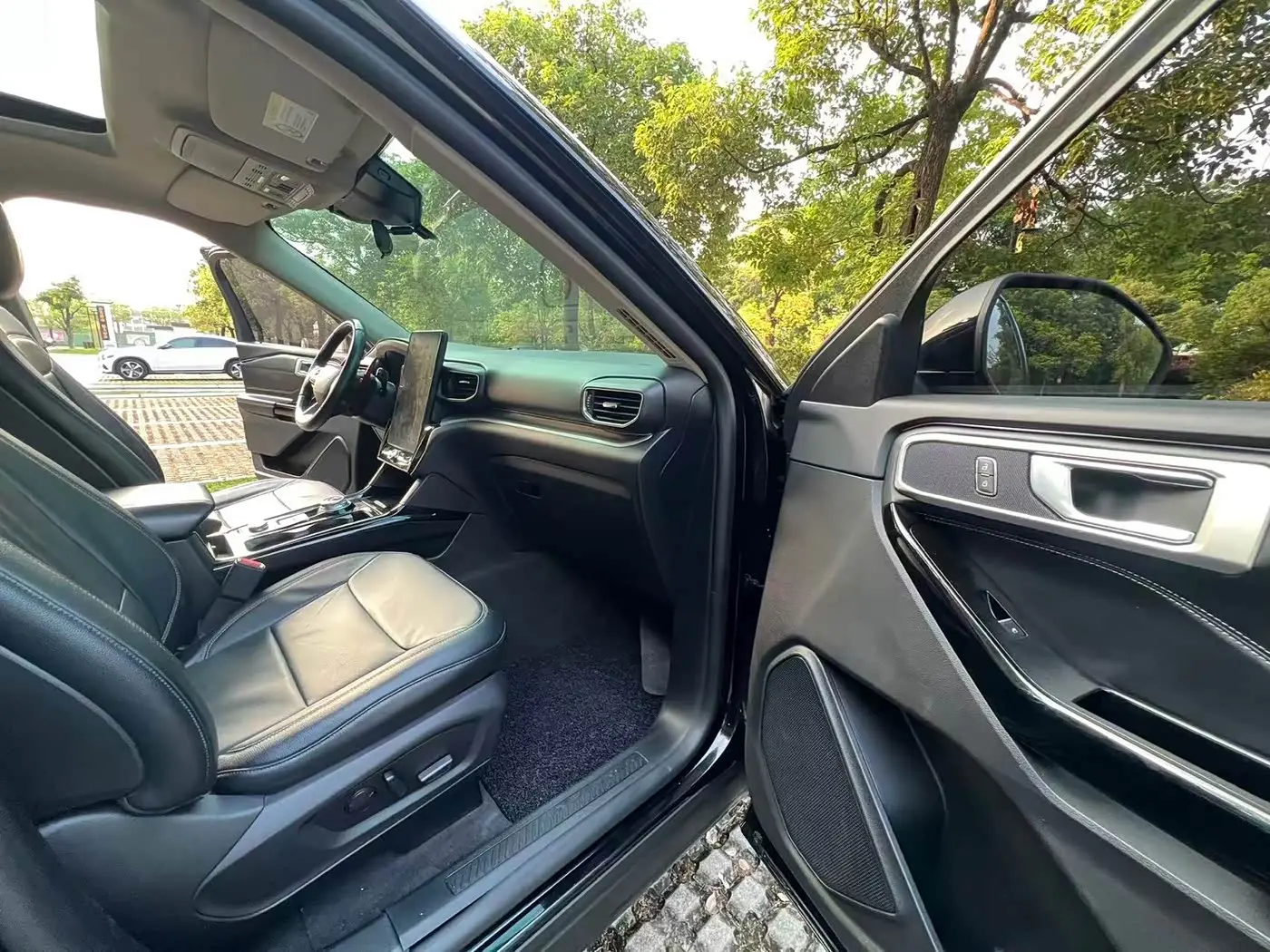 Ford Explorer 2021 — Photo 14/19