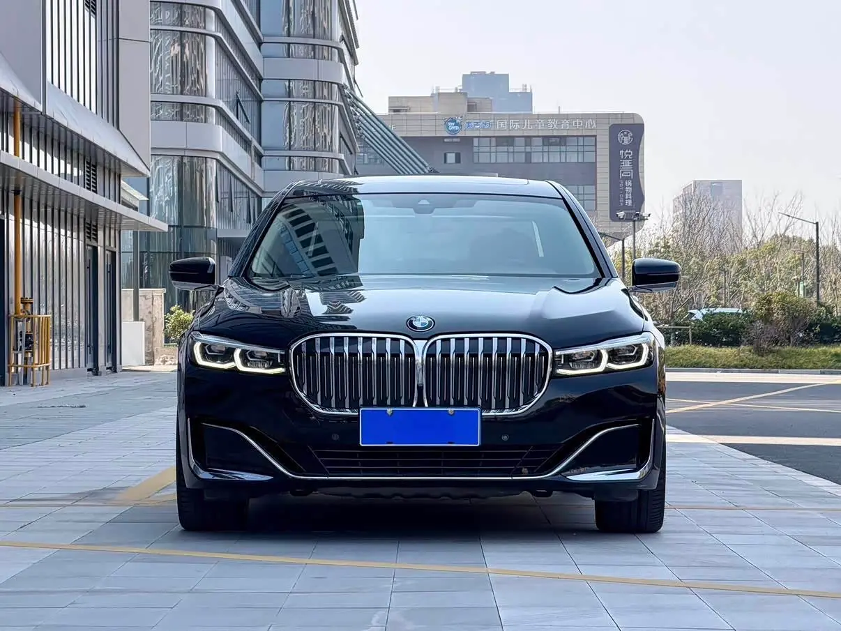 BMW 7 Series 2019 — Photo 2/13